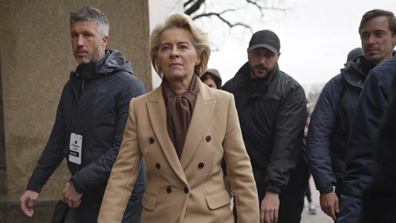 Ursula von der Leyen đến Kyiv với 3,5 tỷ euro viện trợ tài chính mới