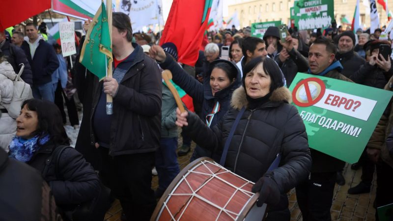 Những người theo chủ nghĩa dân tộc Bulgaria phá hoại tòa nhà EU để phản đối kế hoạch gia nhập khu vực đồng euro