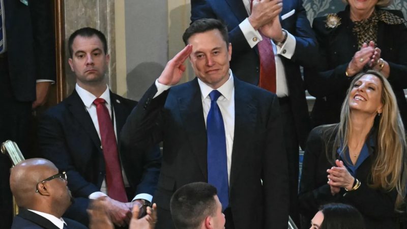 Cổ phiếu Tesla giảm liên tục kể từ khi Elon Musk tới Washington