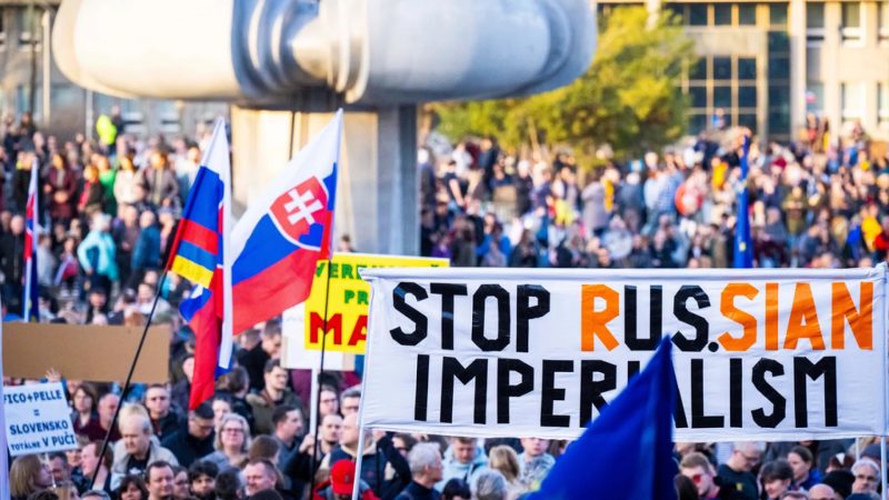 Hàng ngàn người Slovakia biểu tình phản đối chính phủ thân Nga