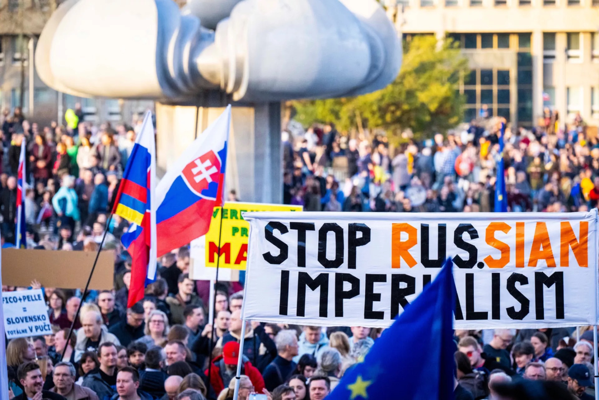 Hàng ngàn người Slovakia biểu tình phản đối chính phủ thân Nga