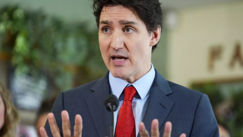 Trump rút lại và hoãn thuế quan đối với Canada, Mexico trong một tháng
