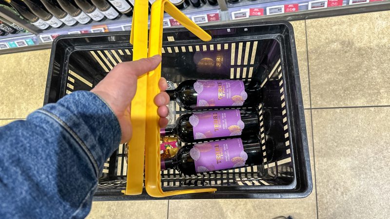 Ai Đang Bị Ảnh Hưởng Từ Cuộc Chiến Thuế Quan? Rượu Vang, Nhựa và Giấy Nằm Trong Danh Sách Hàng Đầu