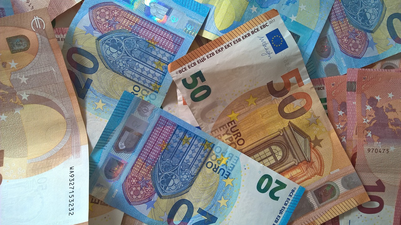 Nền kinh tế khu vực đồng euro tăng trưởng nhẹ, được thúc đẩy bởi chi tiêu hộ gia đình