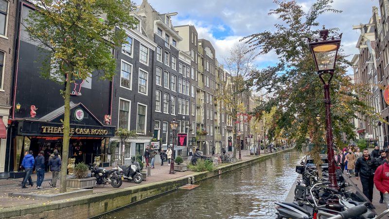 Khám Phá De Wallen: Khu Đèn Đỏ Biểu Tượng Của Amsterdam