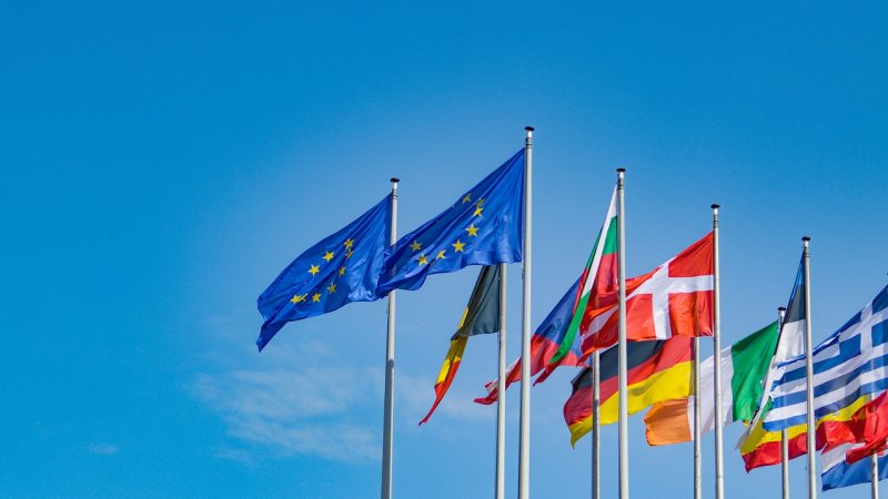 EU phản đối cuộc điều tra thuế dược phẩm của Mỹ, cảnh báo nguy cơ gián đoạn thương mại xuyên Đại Tây Dương